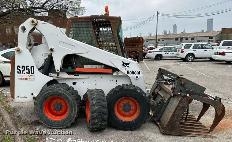 image for item LR9642 2004 Bobcat S250  skid steer loader