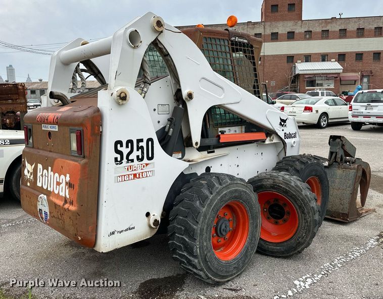 image for item LR9642 2004 Bobcat S250  skid steer loader