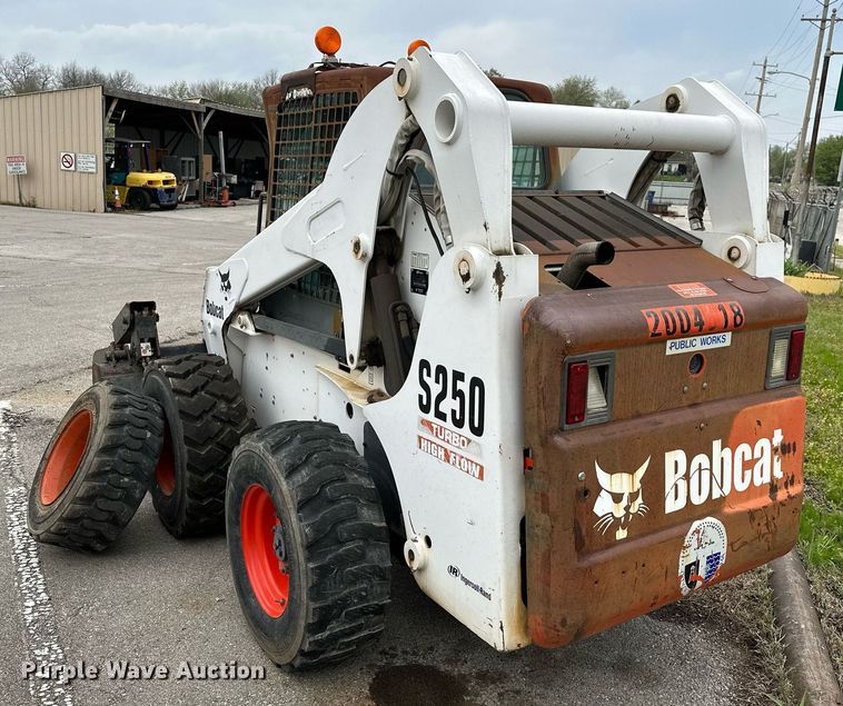 image for item LR9642 2004 Bobcat S250  skid steer loader