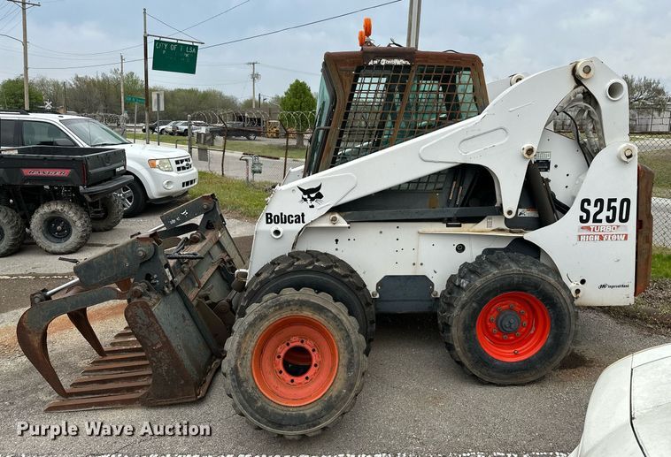 image for item LR9642 2004 Bobcat S250  skid steer loader