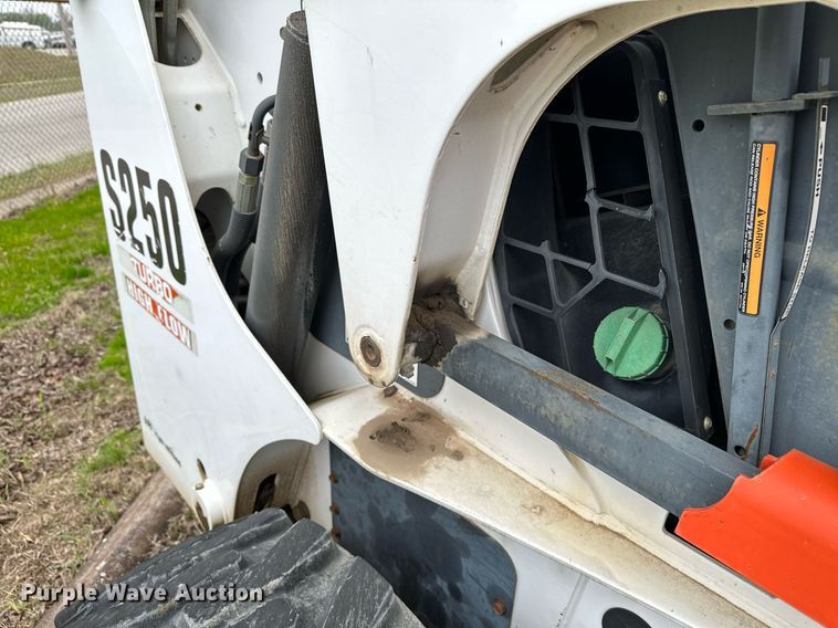 image for item LR9642 2004 Bobcat S250  skid steer loader