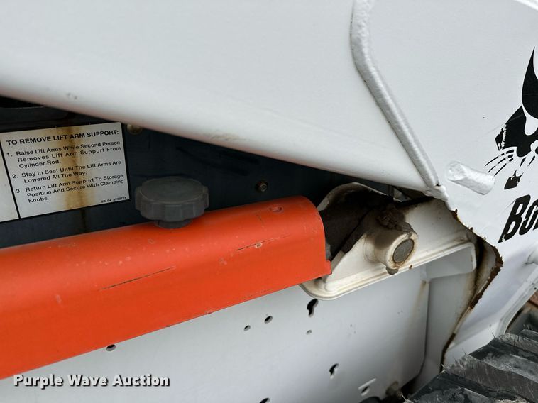 image for item LR9642 2004 Bobcat S250  skid steer loader