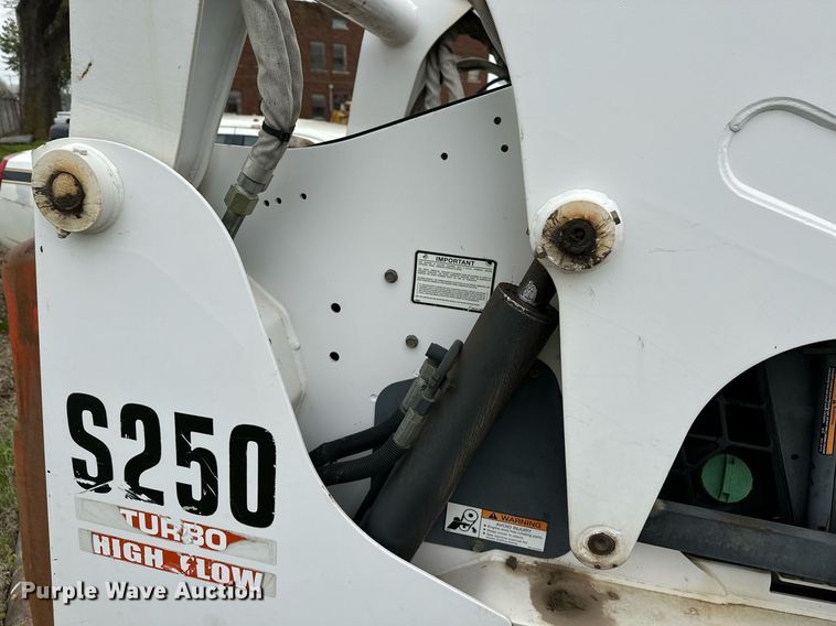 image for item LR9642 2004 Bobcat S250  skid steer loader