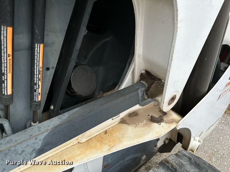 image for item LR9642 2004 Bobcat S250  skid steer loader