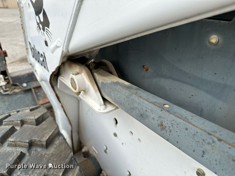 image for item LR9642 2004 Bobcat S250  skid steer loader