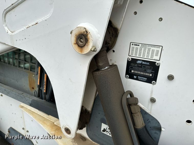 image for item LR9642 2004 Bobcat S250  skid steer loader