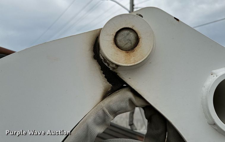 image for item LR9642 2004 Bobcat S250  skid steer loader