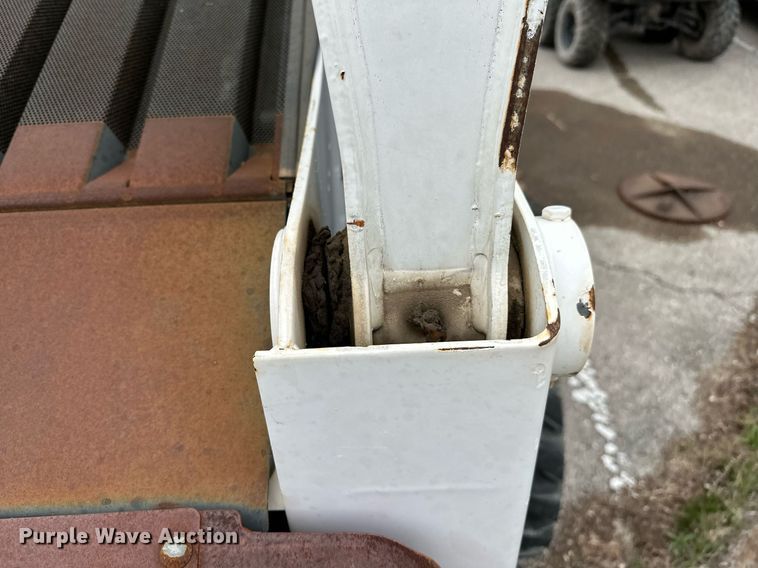 image for item LR9642 2004 Bobcat S250  skid steer loader