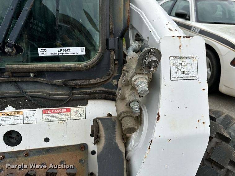 image for item LR9642 2004 Bobcat S250  skid steer loader