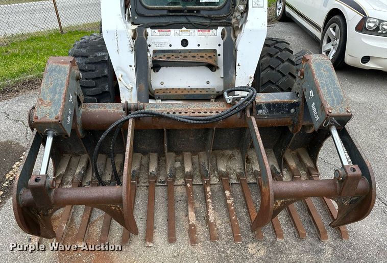 image for item LR9642 2004 Bobcat S250  skid steer loader