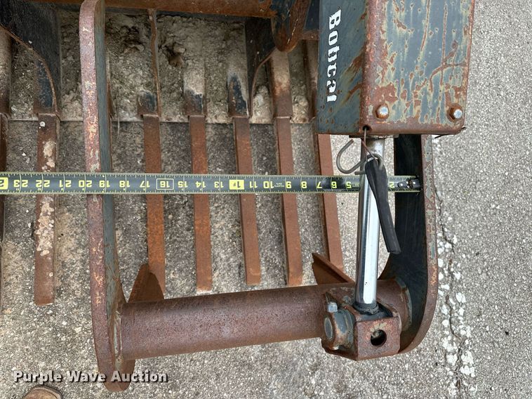 image for item LR9642 2004 Bobcat S250  skid steer loader