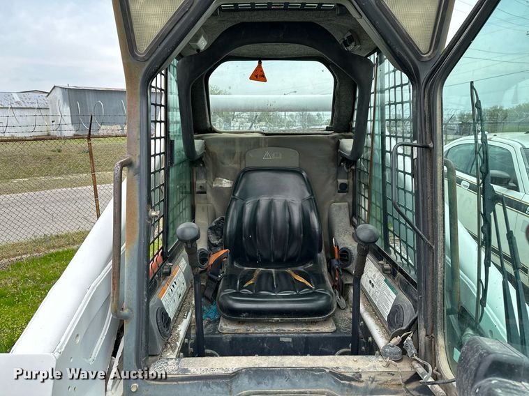 image for item LR9642 2004 Bobcat S250  skid steer loader