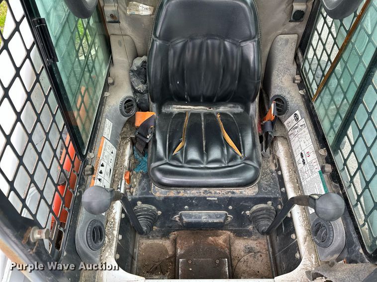 image for item LR9642 2004 Bobcat S250  skid steer loader