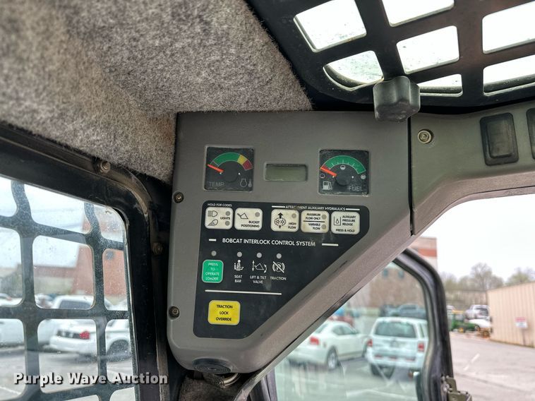 image for item LR9642 2004 Bobcat S250  skid steer loader