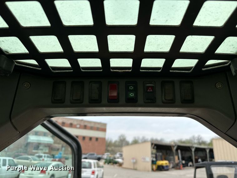 image for item LR9642 2004 Bobcat S250  skid steer loader