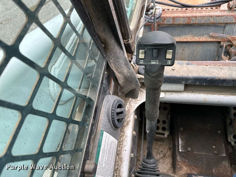 image for item LR9642 2004 Bobcat S250  skid steer loader