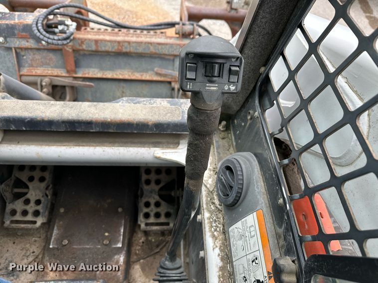 image for item LR9642 2004 Bobcat S250  skid steer loader