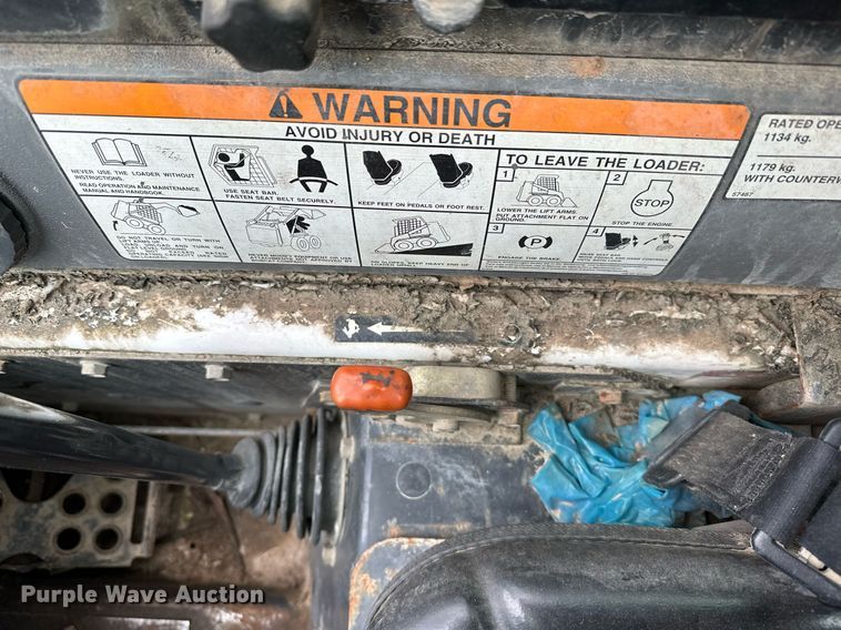 image for item LR9642 2004 Bobcat S250  skid steer loader