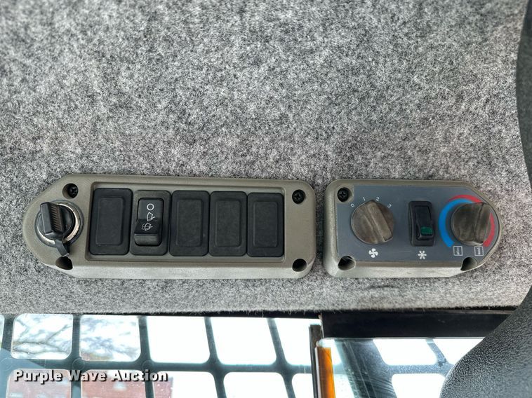 image for item LR9642 2004 Bobcat S250  skid steer loader