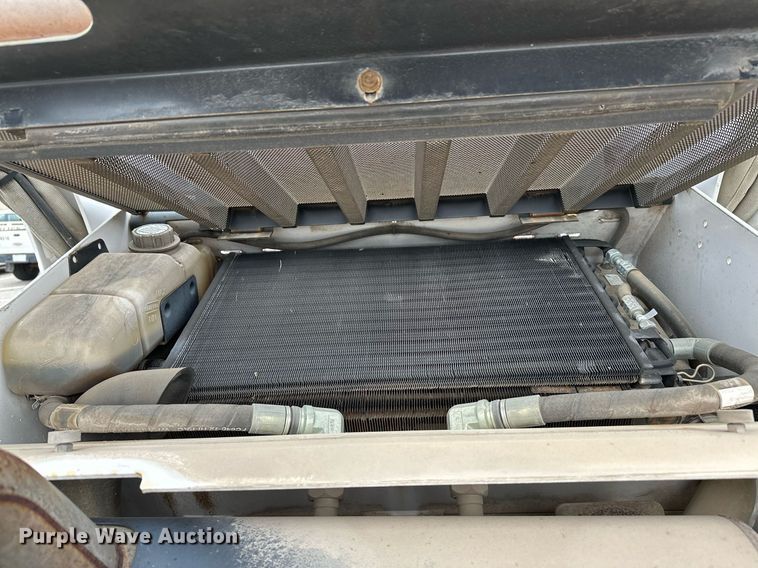 image for item LR9642 2004 Bobcat S250  skid steer loader