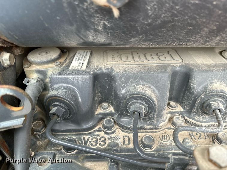 image for item LR9642 2004 Bobcat S250  skid steer loader