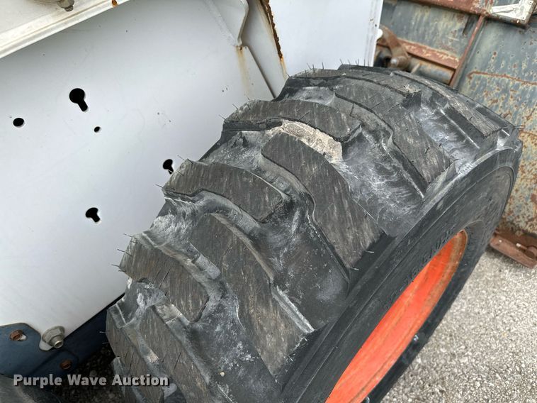 image for item LR9642 2004 Bobcat S250  skid steer loader