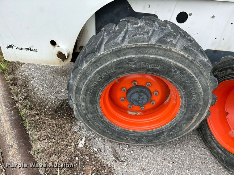 image for item LR9642 2004 Bobcat S250  skid steer loader