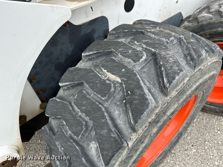 image for item LR9642 2004 Bobcat S250  skid steer loader