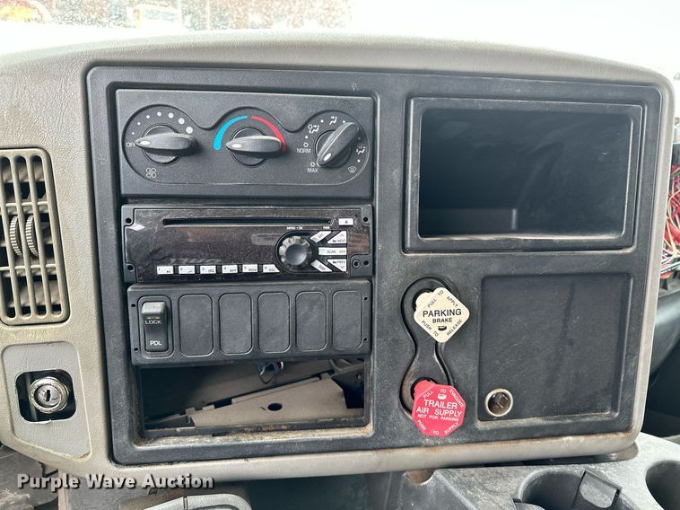 image for item LR9643 2008 International 7400  dump truck