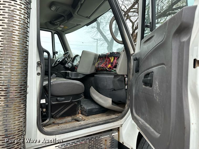 image for item LR9643 2008 International 7400  dump truck