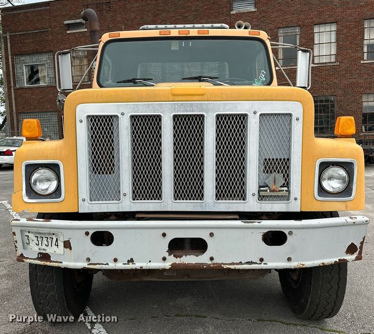 image for item LR9646 1993 International 257  winch truck