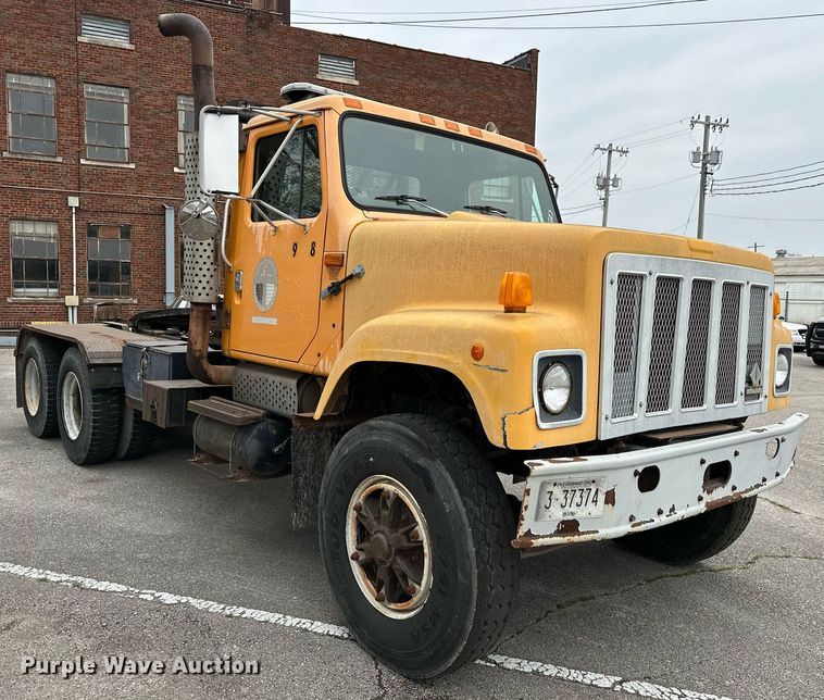 image for item LR9646 1993 International 257  winch truck