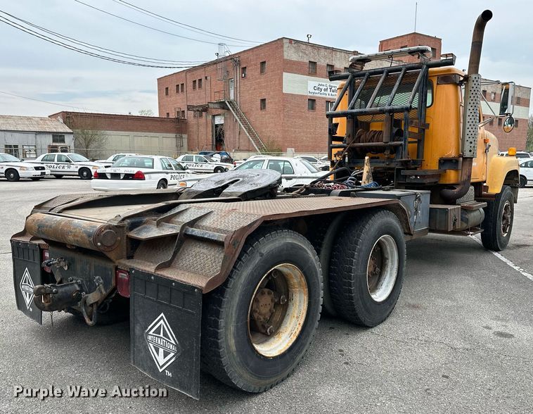 image for item LR9646 1993 International 257  winch truck