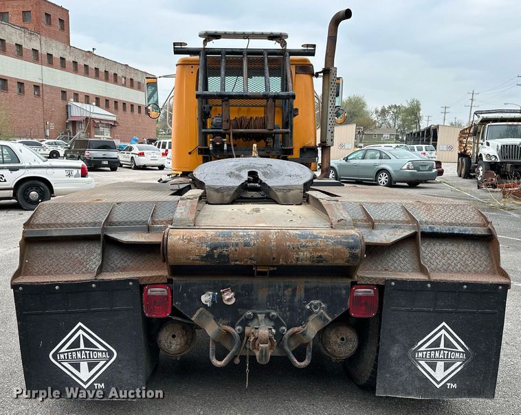 image for item LR9646 1993 International 257  winch truck