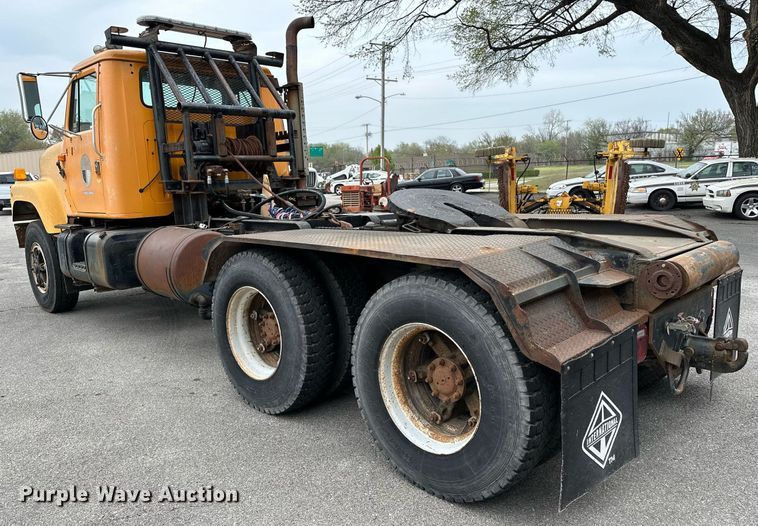 image for item LR9646 1993 International 257  winch truck