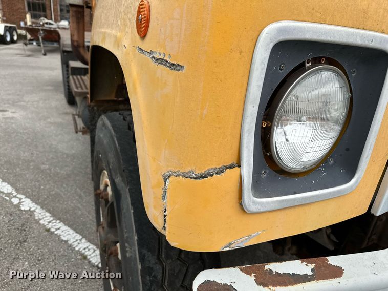 image for item LR9646 1993 International 257  winch truck