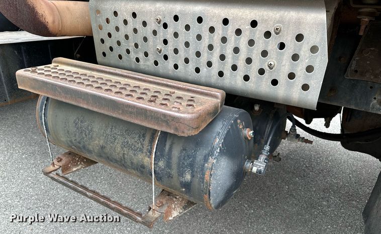 image for item LR9646 1993 International 257  winch truck