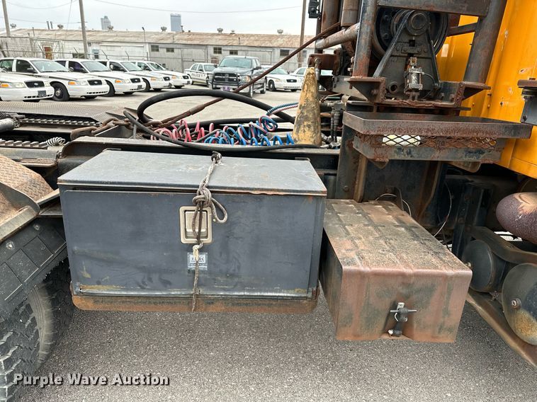 image for item LR9646 1993 International 257  winch truck