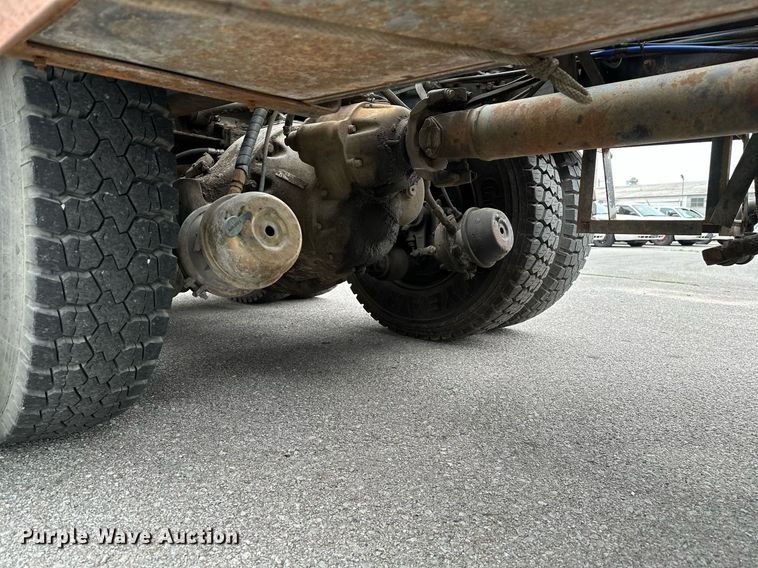 image for item LR9646 1993 International 257  winch truck