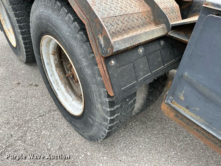 image for item LR9646 1993 International 257  winch truck