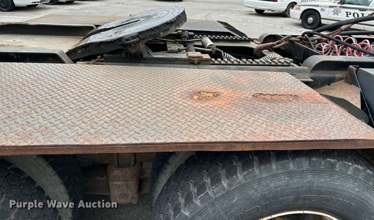 image for item LR9646 1993 International 257  winch truck