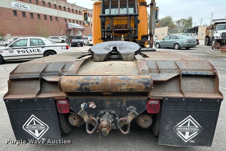 image for item LR9646 1993 International 257  winch truck