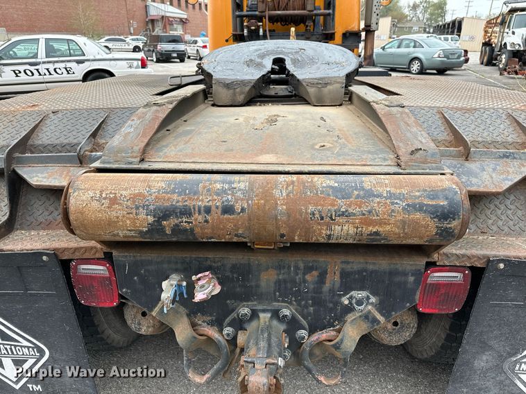 image for item LR9646 1993 International 257  winch truck