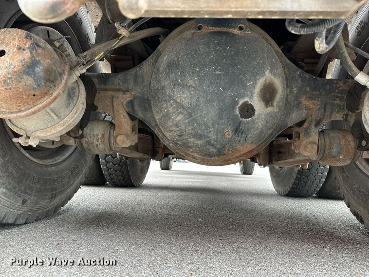 image for item LR9646 1993 International 257  winch truck