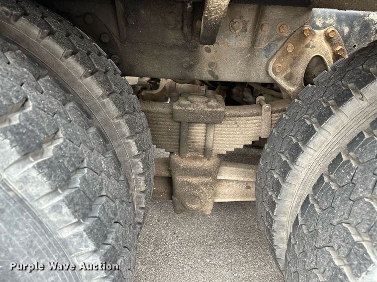 image for item LR9646 1993 International 257  winch truck