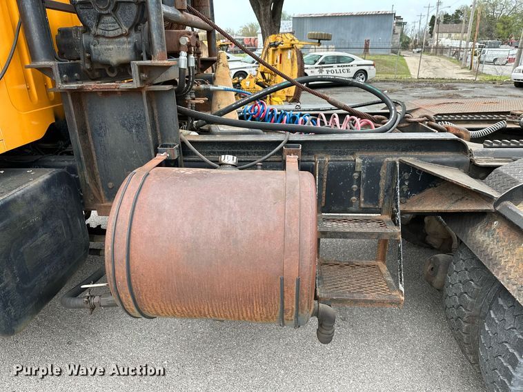 image for item LR9646 1993 International 257  winch truck