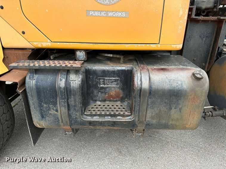 image for item LR9646 1993 International 257  winch truck