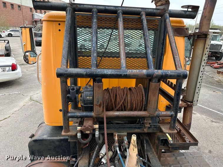 image for item LR9646 1993 International 257  winch truck