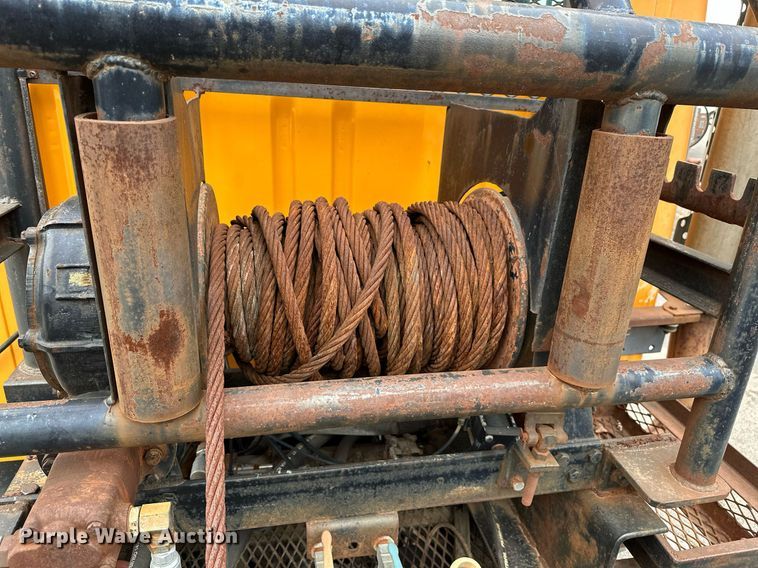 image for item LR9646 1993 International 257  winch truck