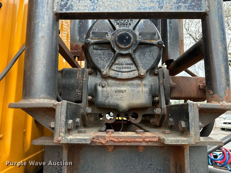 image for item LR9646 1993 International 257  winch truck